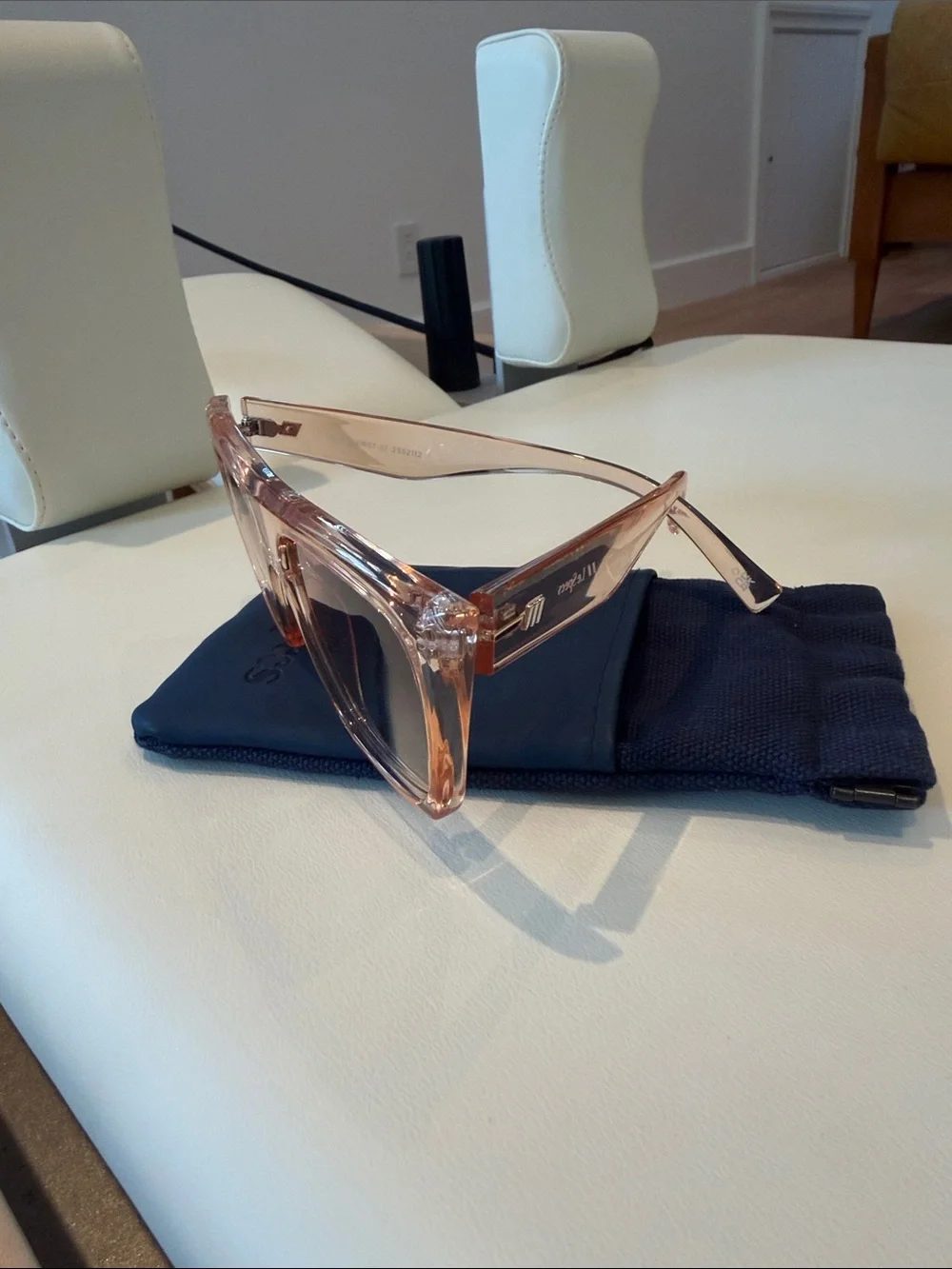 NWT Le Specs The Thirst Sunglasses Blush Transparent Gradient Lens